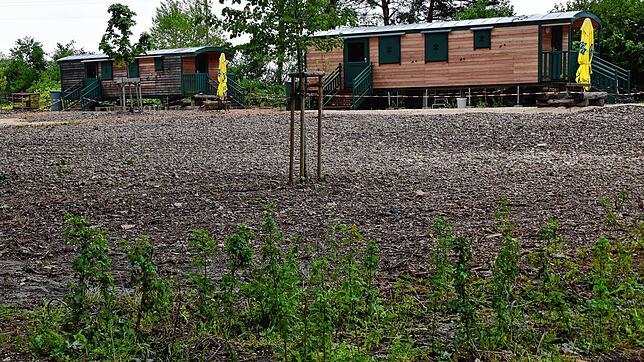 Der Außenbereich des Waldkindergartens wurde neu gestaltet. Links steht der alte Bauwagen und rechts der neue. Mit ihm wurde der ...