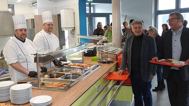 Alle Hände voll zu tun hatten die beiden Köche vom Rehaklinikum, Mario Zipfel und Bernhard Landbrecht, um die Gäste beim Festakt zu ...