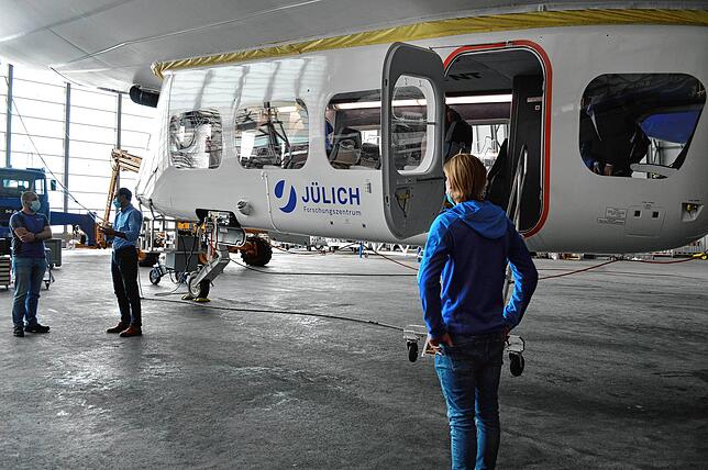 Presserundgang im Zeppelin-Hangar: Nicht nur bei der Besichtigung der Kabine heißt es in der Corona-Zeit genügen Abstand zu halten.
