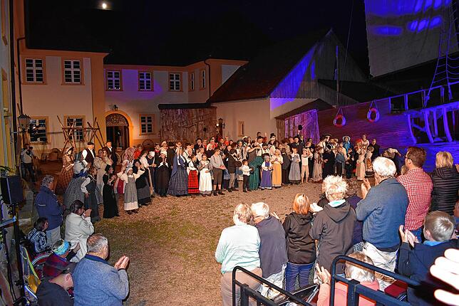 Mit langanhaltendem stehenden Applaus bedankte sich das Publikum für eine großartige Vorstellung der Theatergemeinschaft.