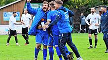 Spieler des SV Volkertshausen feiern nach dem Abpfiff die vorzeitig gesicherte Herbstmeisterschaft.