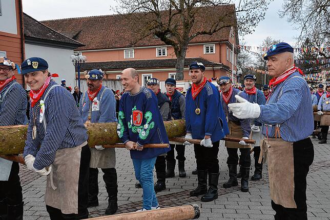 Der mit purer Muskelkraft gefällte und in die Stadtmitte gebrachte Narrenbaum trifft auf dem Rathausplatz ein
