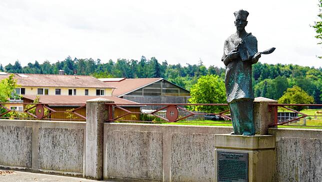 Von Ittendorf her fährt man über die Nepomukbrücke am Ortseingang von Ahausen.