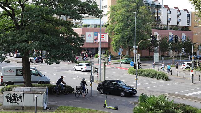 Diese Kreuzung am Zähringerplatz sorgt für Diskussionsstoff. Wäre ein Kreisverkehr hier besser geeignet als eine Ampelsteuerung? Diese ...
