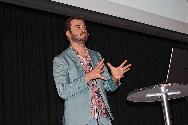 Sebastian Klussmann bei seinem Vortrag in der Alemannenhalle Wutöschingen.