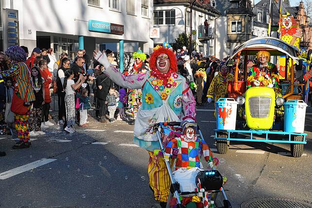 Bild 13: Tausende Narren ziehen beim Fasnet-Umzug durch die Stadt