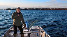 Fischerin Anita Koops ist im Vorstand des Internationalen Bodensee-Fischereiverbands. Hier ist sie unterwegs vor Friedrichshafen-Fischbach.