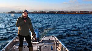 Fischerin Anita Koops ist im Vorstand des Internationalen Bodensee-Fischereiverbands. Hier ist sie unterwegs vor Friedrichshafen-Fischbach.