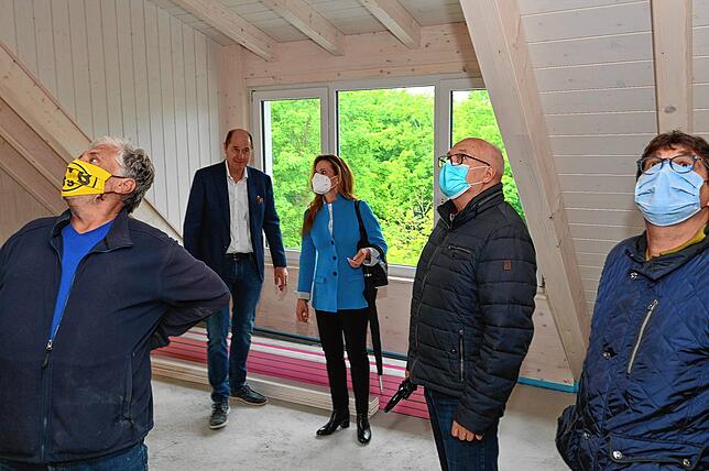 Da kann man mal ganz genau hinschauen: Die Gemeinderäte Stefan Neumeir, Reinhard Rabanser und Lorenz Thum (vorne von links) besichtigen ...