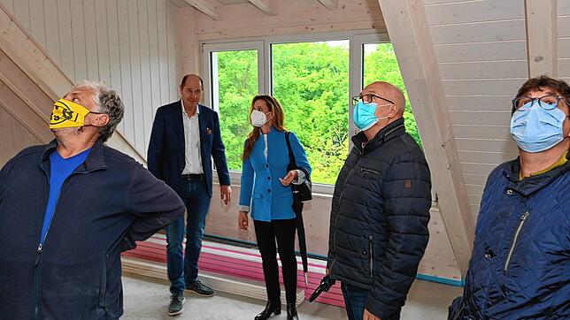 Da kann man mal ganz genau hinschauen: Die Gemeinderäte Stefan Neumeir, Reinhard Rabanser und Lorenz Thum (vorne von links) besichtigen ...