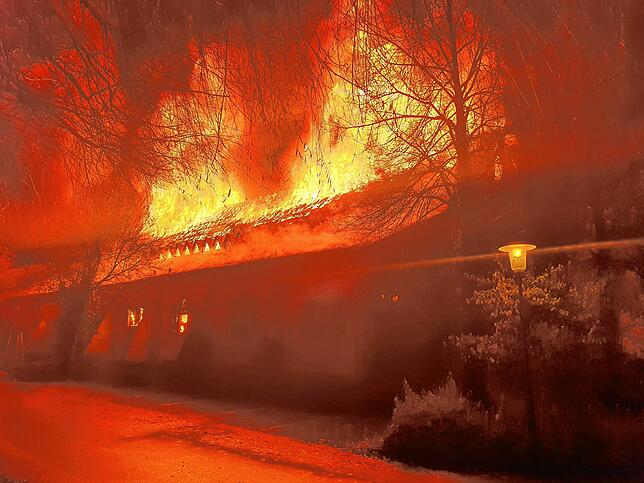 Die Scheffelhalle in Singen im Vollbrand.