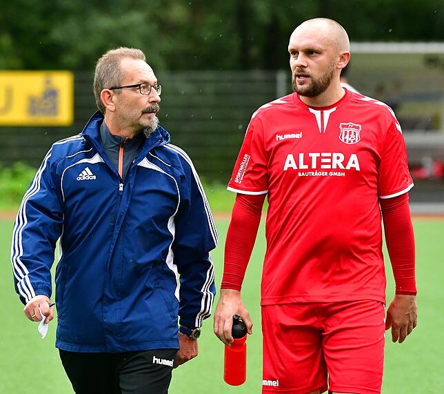 Drei Niederlagen: Nach gutem Start mussten Interimstrainer Hanspeter Schlagenhof und Sergej Triller, seine „rechte Hand“ auf ...