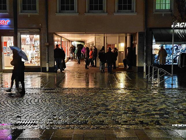 Durch diesen Durchgang vom Münsterplatz in die Villinger Rietstraße drängen sich Montagabend plötzlich 300 Menschen. Bild: Norbert Trippl