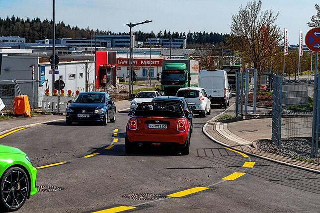 Am Kreisel neben dem Schwarzwald-Baar-Center kommt es gelegentlich zu kleinen Rückstaus, bedingt durch und abzweigenden und einbiegenden ...