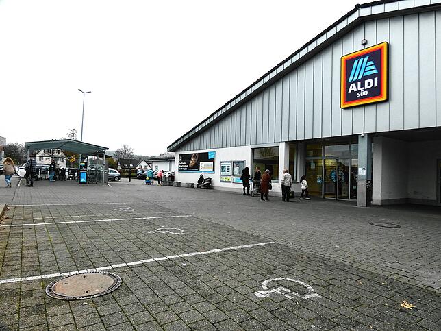Bei Aldi werden Verkaufsfläche und Lager erweitert und der Eingang umgestaltet.
