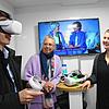 Bürgermeister Benjamin Mors darf sich an der Handhabung der VR-Brille versuchen. Heilpraktikerin Heidrun Horn (Mitte) und ...