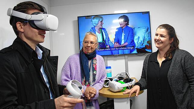 Bürgermeister Benjamin Mors darf sich an der Handhabung der VR-Brille versuchen. Heilpraktikerin Heidrun Horn (Mitte) und ...