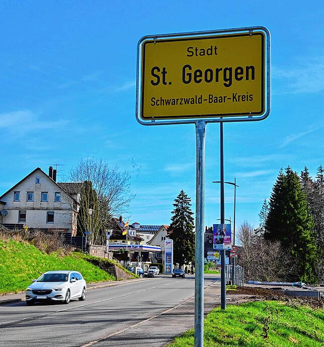 Das Ortsschild am westlichen Stadtrand von St. Georgen steht bereits an neuer Stelle. Es befindet sich jetzt nicht mehr in Höhe des ...
