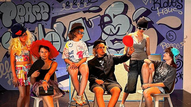 Viel Spaß beim Improtheater-Workshop in Singen haben (von links) Amelia Erne, Maya Hahn, Lily Köppel, Grace Robertson, Clarisse Roure ...