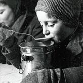 Ein Schüler löffelt seine Suppe, Aufnahme vom Februar 1947.