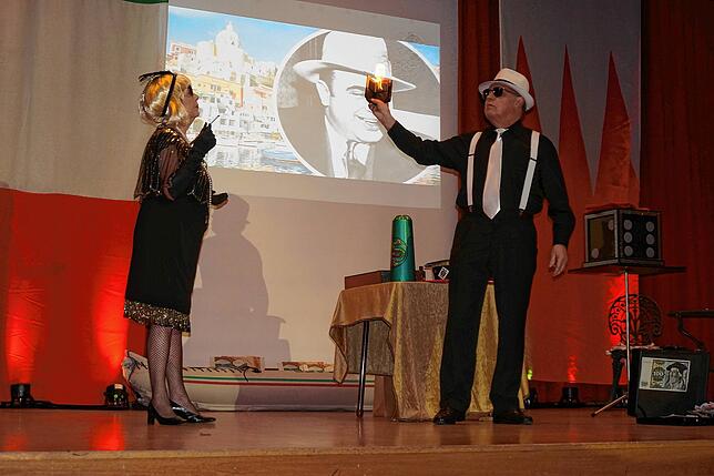Große Zaubereien: Als zwei italienische Mafiosi unterhalten Heinz und Margret Basler bei der Pfarrfasnacht mit Zauberkunst.