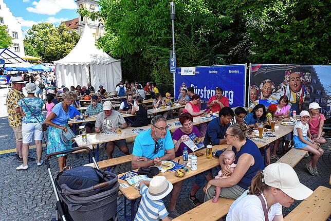 Bild 11: DAs Donauquellfest ist eröffnet- Kaltgetränke fließen, Laune ist in Bestform.