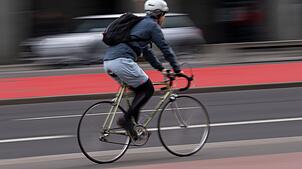 Die Polizei hält den Radfahrer schließlich auf dem Gelände einer Schule an. (Symbolbild)