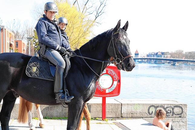 Bild 5: In Konstanz kontrolliert jetzt die berittene Polizei die Einhaltung der Corona-Verordnung