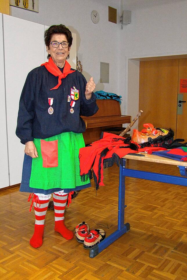 Bild 5: Von Hexentaufe und Konfettibad: Grundschüler erfahren von den Narren alles über die Fasnacht