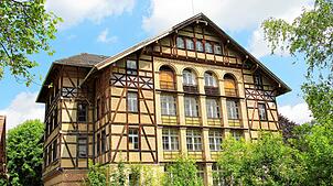 Bald wieder bewohnt? In den alten Pilgerhof in Beuron soll wieder neues Leben einziehen. Eine Konstanzer Firma will dort Wohnungen ...