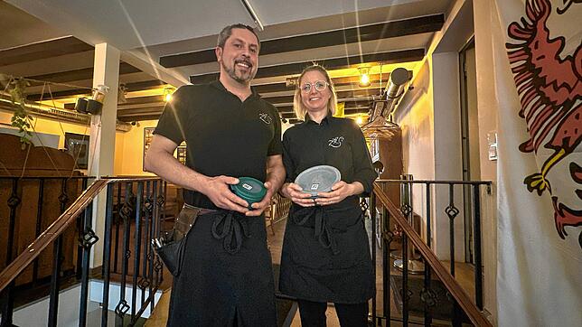Janine und Jochen Schwarzwälder in ihrem Restaurant „Zum Kuckuck“. Dort bieten sie mit Rebowls und Recups auch ein Mehrwegsystem an.