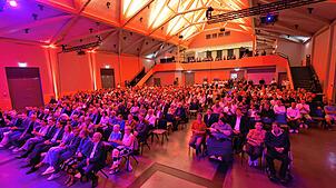 Die Scheffelhalle ist endlich wieder zurück und erstrahlt in neuem Glanz: Der Neubau wurde mit einer stimmungsvollen und emotionalen ...