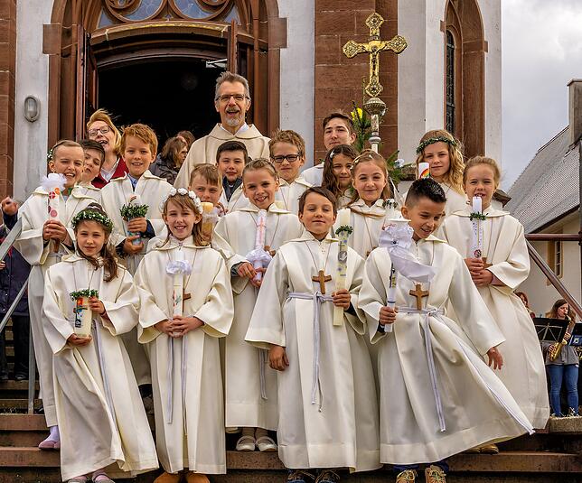 15 Kinder aus Grießen feierten in der Pfarrkirche St. Peter und Paul ihre Erstkommunion. Den festlichen Gottesdienst zelebrierte Pfarrer ...