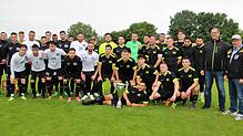 Gruppenbild mit Pokal: Rechts Turniersieger FSV Schwenningen, links der unterlegene FC 08 Villingen II. SV Obereschachs Vorsitzender ...