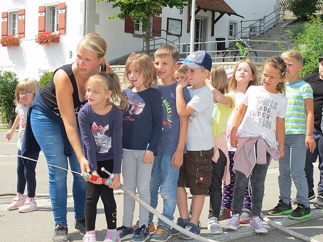 Erzieherin Anne Rückbeil ist selbst Feuerwehrfrau im Nachbarort Glashütte. Hier zeigt sie Marlene Domján, wie es richtig geht, wenn man ...