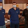 Jan Fluk, Stefan Fluk und Küchenchef Thorsten Frank (von links) servieren den zahlreichen Gästen beim Mittagstisch to go des FC ...