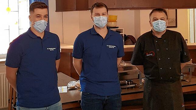 Jan Fluk, Stefan Fluk und Küchenchef Thorsten Frank (von links) servieren den zahlreichen Gästen beim Mittagstisch to go des FC ...