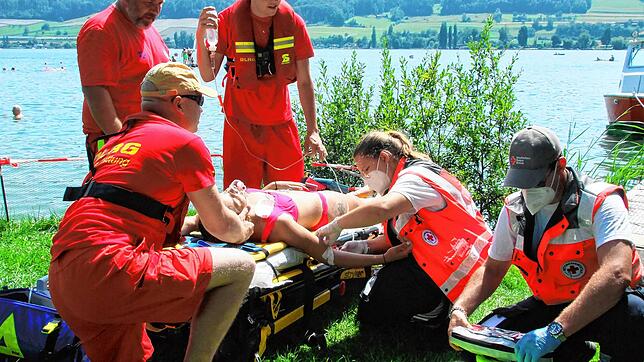 Wiederbelebungsmaßnahmen am Ufer des Strandbads Öhningen. Bei einer realistischen Übung trainierten die Rettungskräfte des DLRG und DRK ...