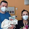 Vater Adrian und Mutter Cristiana Kellner mit dem Neujahrsbaby Dominik.