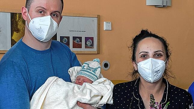 Vater Adrian und Mutter Cristiana Kellner mit dem Neujahrsbaby Dominik.