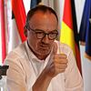 Daumenpeilung: Beim Sommerinterview meint Oberbürgermeister Uli Burchardt: &bdquo;Wir können nicht endlos am Knochen nagen.&ldquo; Zwei ...