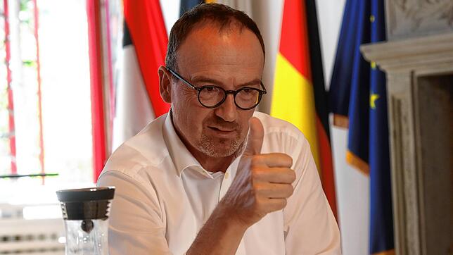 Daumenpeilung: Beim Sommerinterview meint Oberbürgermeister Uli Burchardt: &bdquo;Wir können nicht endlos am Knochen nagen.&ldquo; Zwei ...