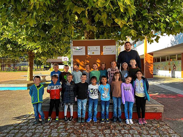 18 Jungen und Mädchen wurden in die Klasse 1a der Grundschule Grießen eingeschult. Klassenlehrer ist Michael Boos.