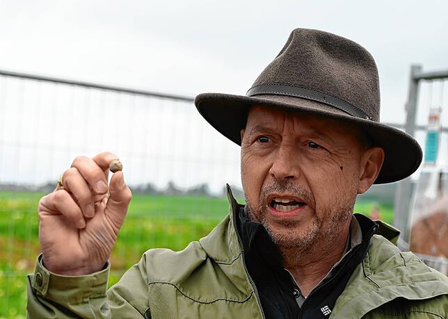 Kreisarchäologe Jürgen Hald zeigt eine Bleikugel, die auf ein Gefecht hinweist. Der Fund stamme vermutlich aus der Zeit des 30-jährigen ...