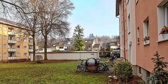 (Archivbild) Auf diese Wiesen zwischen das gelbe und das rote Haus will die BHS Städtebau ein fünfstöckiges Gebäude mit 20 Wohnungen für ...