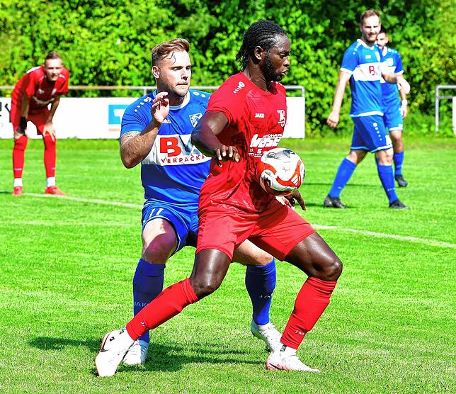 Dreh- und Angelpunkt: Paul Mendy (hier gegen Benjamin Ciglar vom FC Erzingen im Pokalspiel) agiert beim SV Dogern als „Sechser“ und ...
