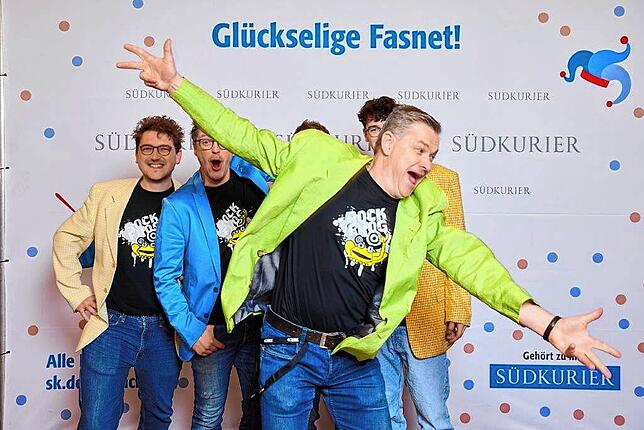 Bild 17: Bilder der SWR-Fasnacht: Narren glänzen vor der SÜDKURIER-VIP-Wand im Konzil