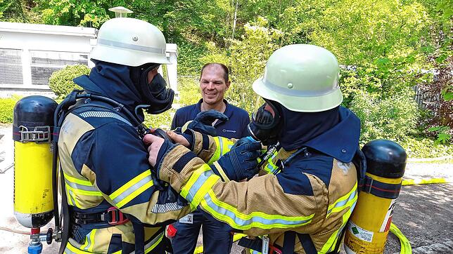 Zwei Feuerwehrleute der Schluchseewerk legen vor der Übung ihre Atemschutzgeräte an. Ausbilder Meik Römer, beschäftigt bei Naturenergie ...