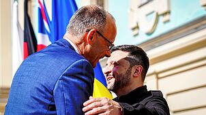 Bundeskanzler Friedrich Merz wird von Wolodymyr Selenskyj, Präsident der Ukraine, vor dem Marienpalast in Kiew empfangen. Die vier ...