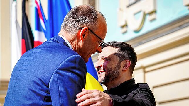 Bundeskanzler Friedrich Merz wird von Wolodymyr Selenskyj, Präsident der Ukraine, vor dem Marienpalast in Kiew empfangen. Die vier ...